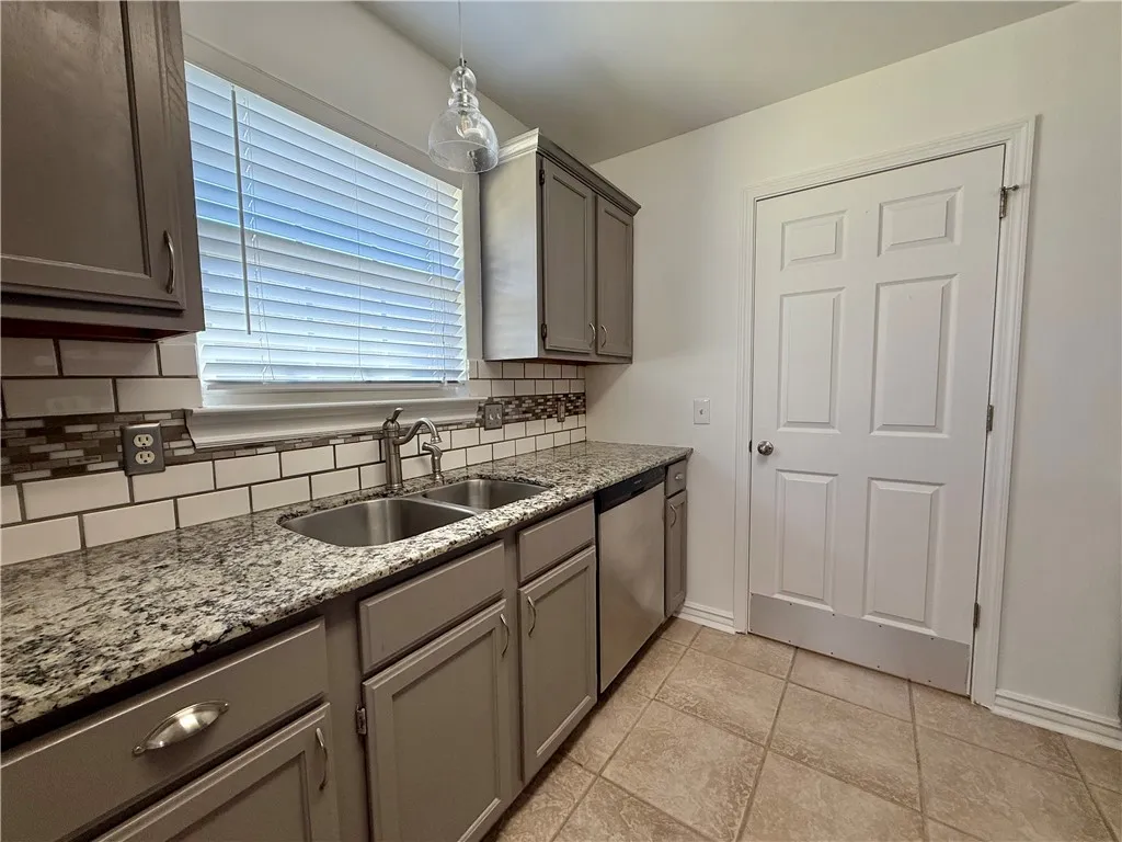 Centerton, Arkansas 72719, United States, 3 Bedrooms Bedrooms, ,2 BathroomsBathrooms,Residential,Pending,245592