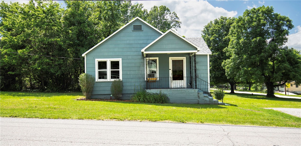 Discover comfort and convenience in this inviting 2-bedroom, 1-bath home located on a large corner lot in an established neighborhood. Just a short walk to Forest Heights Elementary School, this property is perfectly positioned near the new Creekside Community Center and Anstaff Soccer Complex, offering easy access to recreation, education, and community events.
Inside, youāll find a practical layout with newer windows that bring in abundant natural light, plus two brand new window A/C units to keep things cool & comfortable. The sale also includes a new washer and dryer, making this home move-in ready with essential upgrades already in place.
The spacious yard offers plenty of room for outdoor living, gardening, or future enhancementsāideal for anyone looking to enjoy both indoor and outdoor space.
Whether you're starting out, downsizing, or investing, this home is a great opportunity. Schedule your tour today and see all it has to offer!