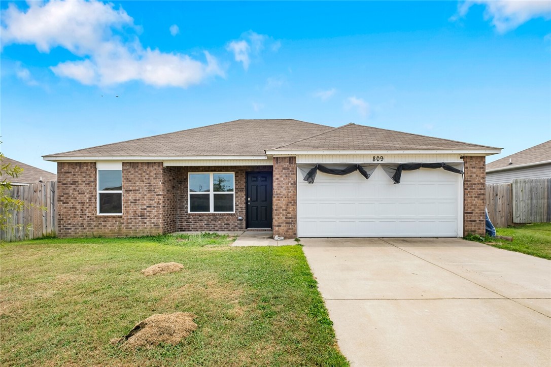 Welcome to, a well-maintained gem in Bentonville. This inviting residence features a split floor plan, offering both privacy and functionality for modern living. Boasting 3 spacious bedrooms and 2 bathrooms, this home is designed with comfort in mind. The open and airy living areas are complemented by custom-built shelves and storage solutions, adding both style and practicality. Enjoy the convenience of being close to Bentonvilleās amenities, including the local airport and nearby schools, making this location both practical and desirable. The propertyās layout and features make it an excellent choice for first-time buyers looking for a move-in-ready home or an attractive investment opportunity.