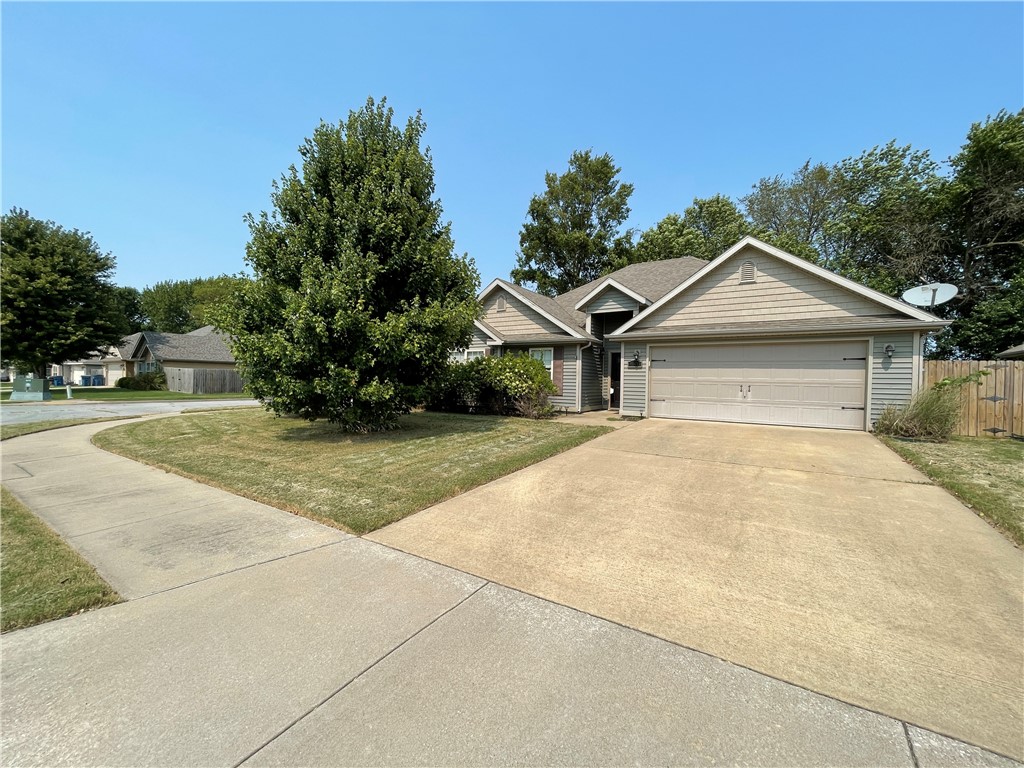 Beautiful home in the Summerlin Subdivision. 3 Bedroom, 2 Full Bath, Large Living area with Tall ceilings. 2 car garage and privacy fenced backyard.