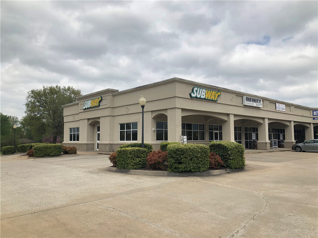 Premium corner location for a restaurant, office, retail space or small business. Located in a multi-tenant building, this end unit has great visibility from both Hudson or 2nd St. 1,500 sq/ft of space with another 1,480 sq/ft available in adjoining unit(MLS 1111968). Great traffic count with roughly 20,000 daily traffic counts. Lease rate is based on annual rate, ie $1,850/per month