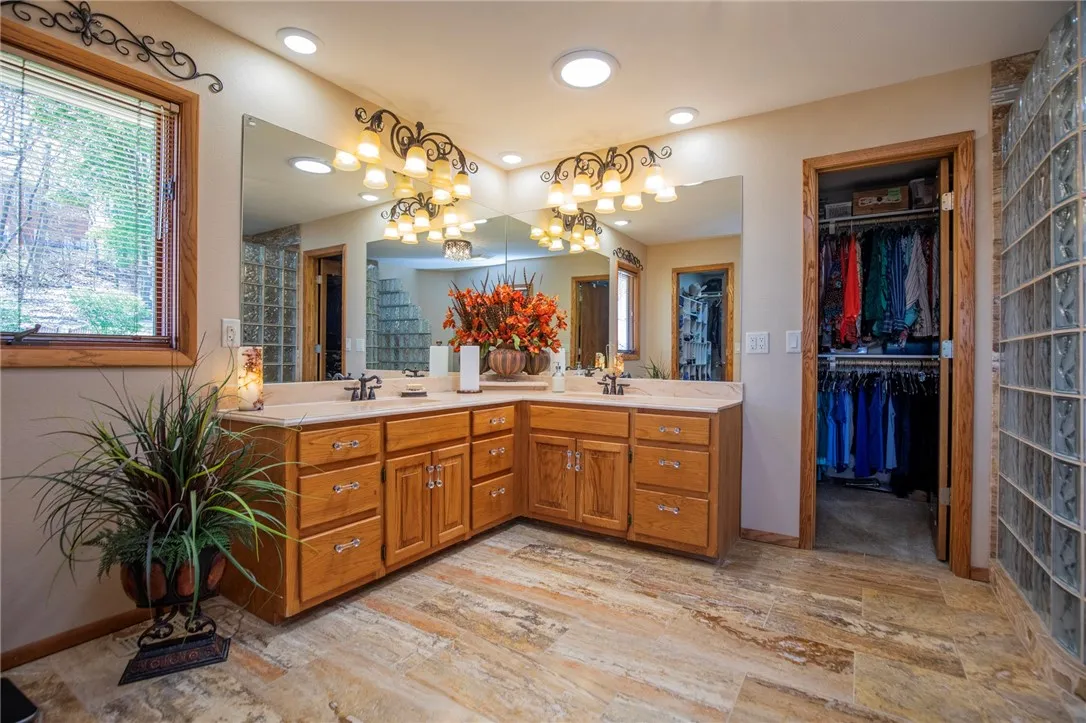 Springdale, Arkansas 72764, United States, 4 Bedrooms Bedrooms, ,4 BathroomsBathrooms,Residential,Active,107824