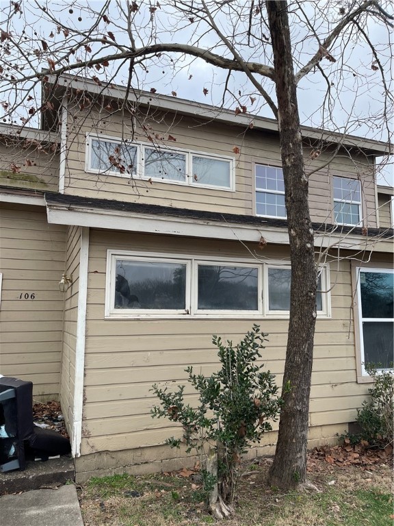 Good proyect townhouse need partial renovation. Contact agent for details.