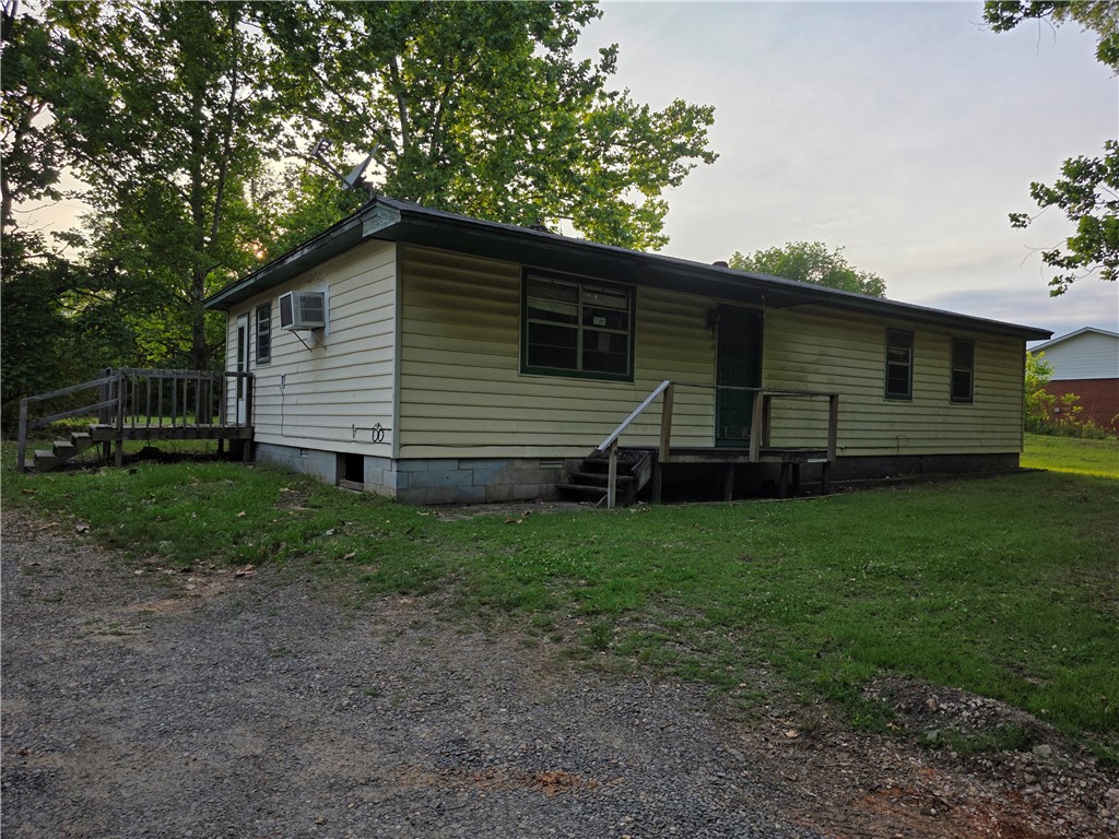 Country living near the Arkansas River. I-40 and US-64 are minutes from the house. 3 bedroom, 1.5 bath home sits on 1 acre with an outbuilding in the backyard. The utility room has a closet, houses the water heater, washer dryer, and has room for freezer, etc. Kitchen/dining combo offers space to meal prep and discuss the days events. The address is Morrilton, and the home is in the Oppelo area.