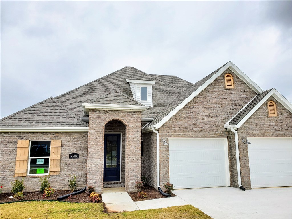 Built Riggins Construction, This 4 bed 3 bath home with boasts beautiful crown molding, hardwood flooring in Living Room, Entry, Ceramic tile in Kitchen, & Breakfast Nook, granite counter tops, SS appliances including Gas Range, low e windows, landscaping package, fully sodded yard. Limited 1 yr builders warranty. Located in Cornerstone S/D complete with playground & community pool. Stock Photo of Chandler 1245 Plan actual plan may vary