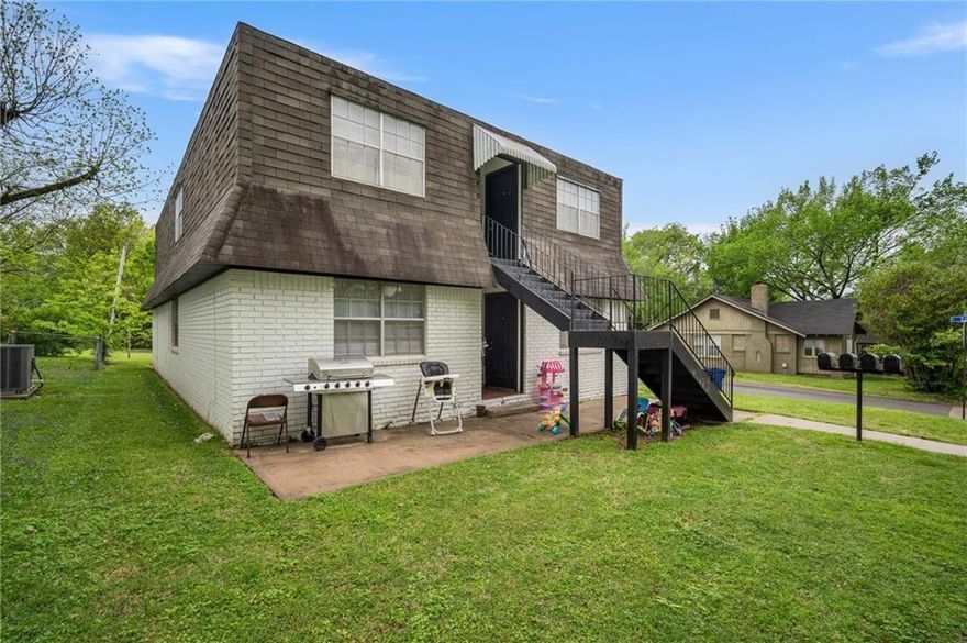 Welcome to a prime quadplex investment opportunity in the heart of the River Valley. Priced competitively
this property offers tremendous value with two 1-bedroom units and two 2-bedroom units, catering to
diverse tenant needs. Ideally located, this quadplex is close to everything Fort Smith has to offer.
Residents will enjoy easy access to shopping, dining, parks, and entertainment, making it an attractive
choice for potential tenants. The vibrant River Valley area provides a perfect backdrop for this versatile
property, ensuring strong rental demand. Whether you're a seasoned investor or just starting, 2200 M St is
a fantastic addition to your portfolio. Don’t miss out on this exceptional opportunity. Contact us today to
schedule a viewing and take the first step toward securing this valuable asset.