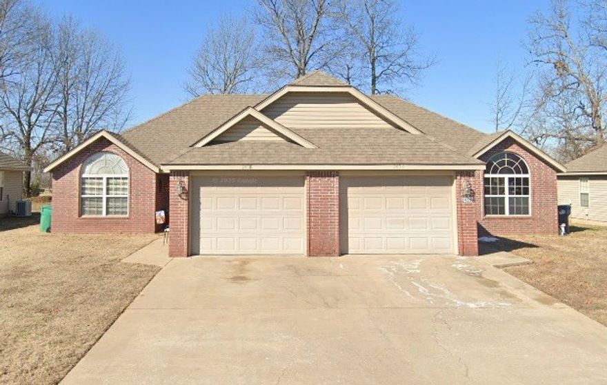 Great duplex in an established neighborhood close to Rogers High School and the Razorback Greenway.