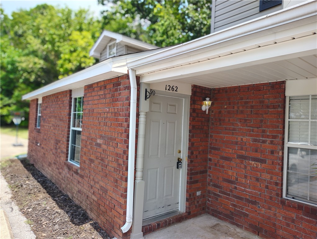 Located just blocks from the University of Arkansas, this 2BR/1.5BA condo is perfect for anyone seeking a prime location or their next investment opportunity. This low-maintenance home features Jack-and-Jill bathrooms, large profile ceramic tile throughout, a gas fireplace, and an eat-in kitchen.
The fully fenced back patio offers a private retreat near the heart of Fayetteville. Enjoy direct access to the Razorback Greenway, located just off the condo’s entrance. Conveniently situated off North Street, you’re close to walking trails, restaurants, shops, and businesses.
Appliances convey, including the refrigerator, washer, and dryer. An excellent option for students, small families, investors, or as a starter home.