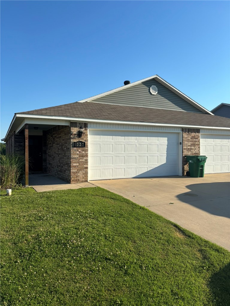 Holland Crossing Comm Sub - Residential Lease