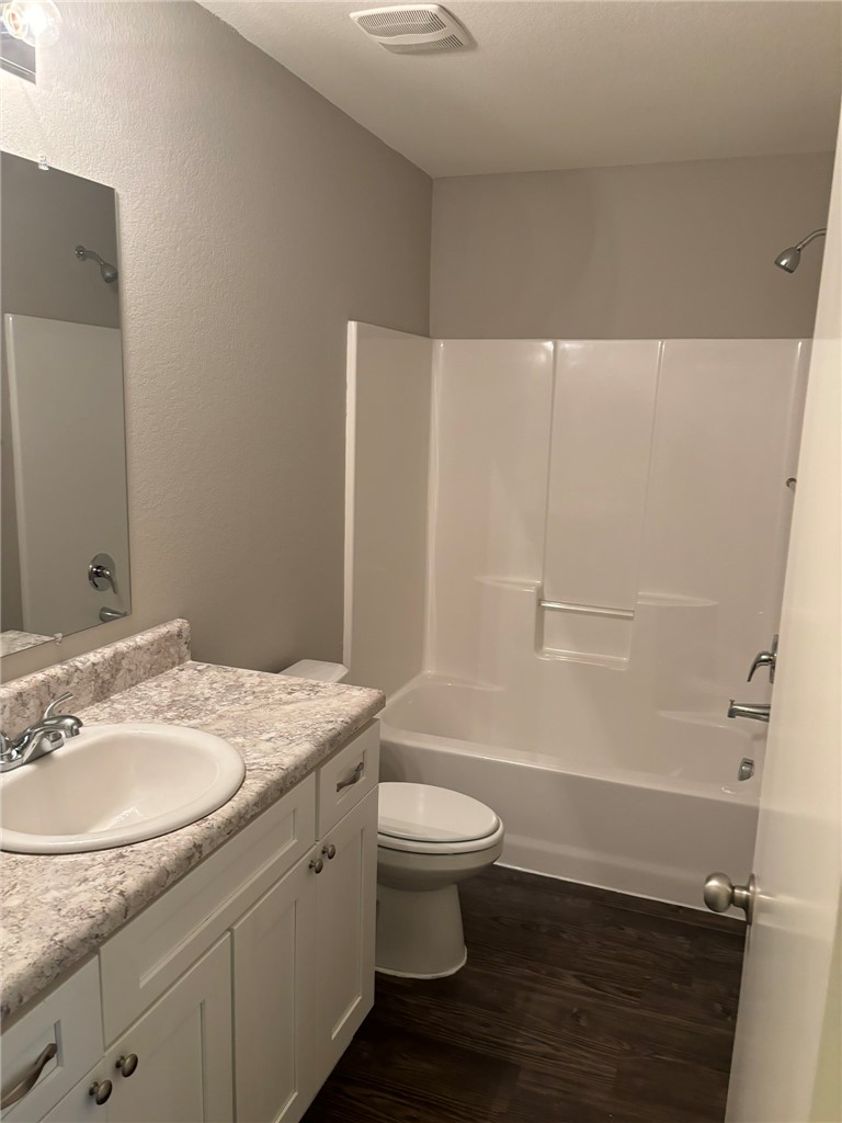 Holland Crossing Comm Sub - Residential Lease