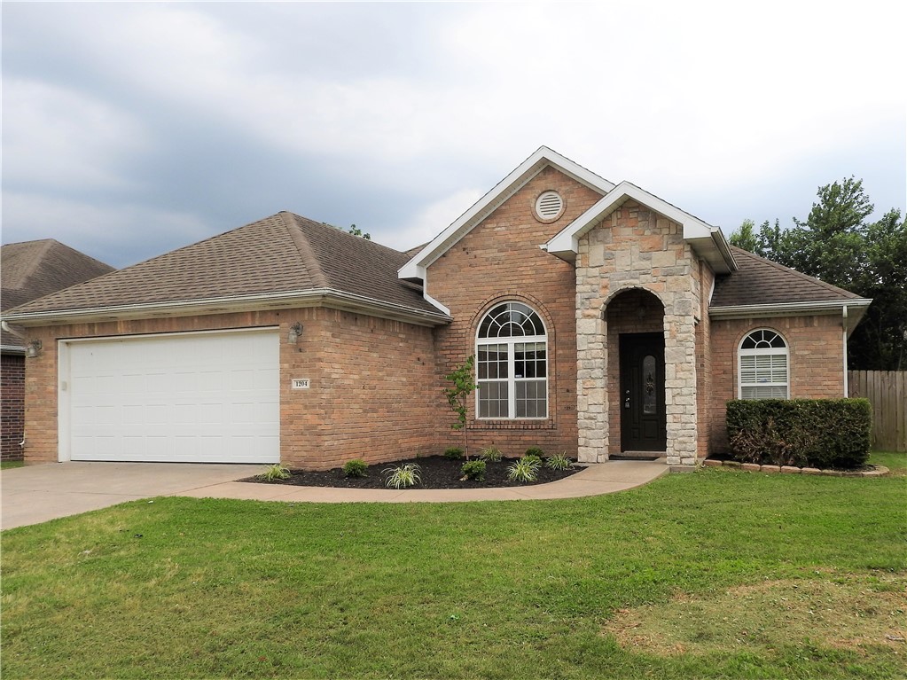 This 3-bedroom, 2-bathroom home is move-in ready! With its like-new condition, you'll love the spacious master bedroom with walk-in closet, the large living room with fireplace, and the fenced yard. The storm shelter is a great added security feature, and the close proximity to schools makes this home perfect for families.
Here are some of the highlights of this home:
Like-new condition throughout
3 bedrooms and 2 full baths
Large master bedroom with walk-in closet
Fenced yard
Storm shelter
Close to schools
New carpet and paint
This home is perfect for anyone looking for a move-in ready home with all the amenities. Contact your real estate agent today to schedule a showing!