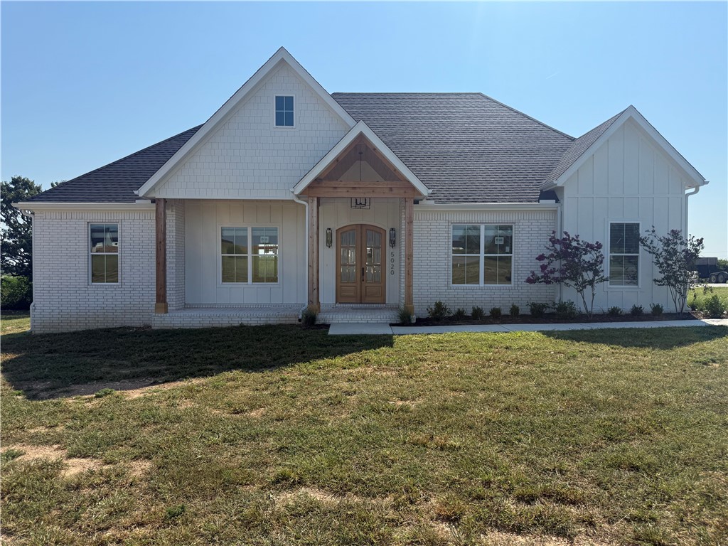 Discover this stunning new construction home, perfectly situated on a sprawling 1.15-acre lot in Wynnbrooke Subdivision. This highly sought-after neighborhood is known for its spacious lots and tranquil atmosphere, offering an exceptional living experience.
While enjoying the peaceful setting of the county, you'll still have access to the highly-acclaimed Bentonville School District.
This home is designed for modern living with an open floor plan and premium finishes. The kitchen is a true centerpiece, featuring sleek quartz countertops, upgraded appliances, and a huge walk-in pantry. With four bedrooms and a versatile bonus room, there's ample space for family and guests.
This property presents a unique opportunity to own a new home with premium craftsmanship and an expansive lot in one of Bentonville's most desirable communities.