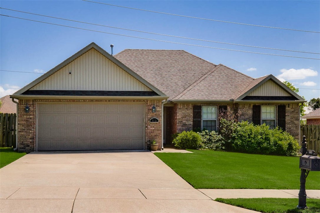 Cute 3 bedroom with 2 baths. Large eat-in kitchen. Gas log fireplace in Livingroom. Oversized deck with large yard. Master has 3 walk-in closets. Plenty of storage. Close to New Mercy Hospital, Arkansas Children's Hospital NWA and Wal-Mart