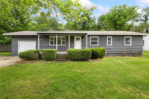 Photo of 2312 Holly Street, Fayetteville, AR 72703 (MLS # 1330258)