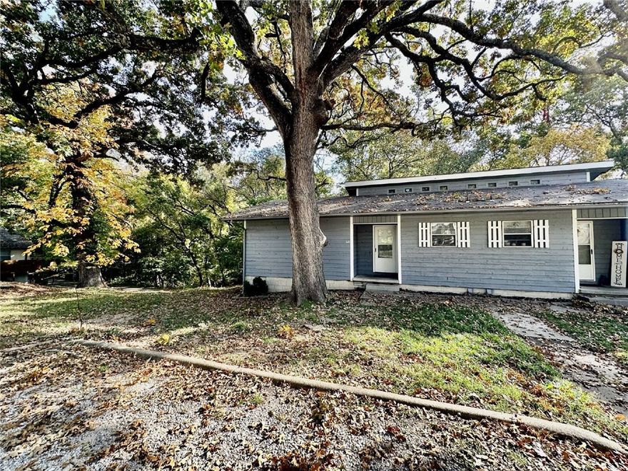 Charming 2 bed, 1 bath duplex in Bentonville! Conveniently located just minutes from downtown, bike and walking trails, schools, shopping, and Walmart’s Home Office. Appliances include dishwasher, electric range, and refrigerator. Located in the Bentonville School District.**$250 non-refundable pet deposit **