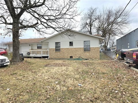 Photo of 2007 W Huntsville Avenue, Springdale, AR 72762 (MLS # 1334030)