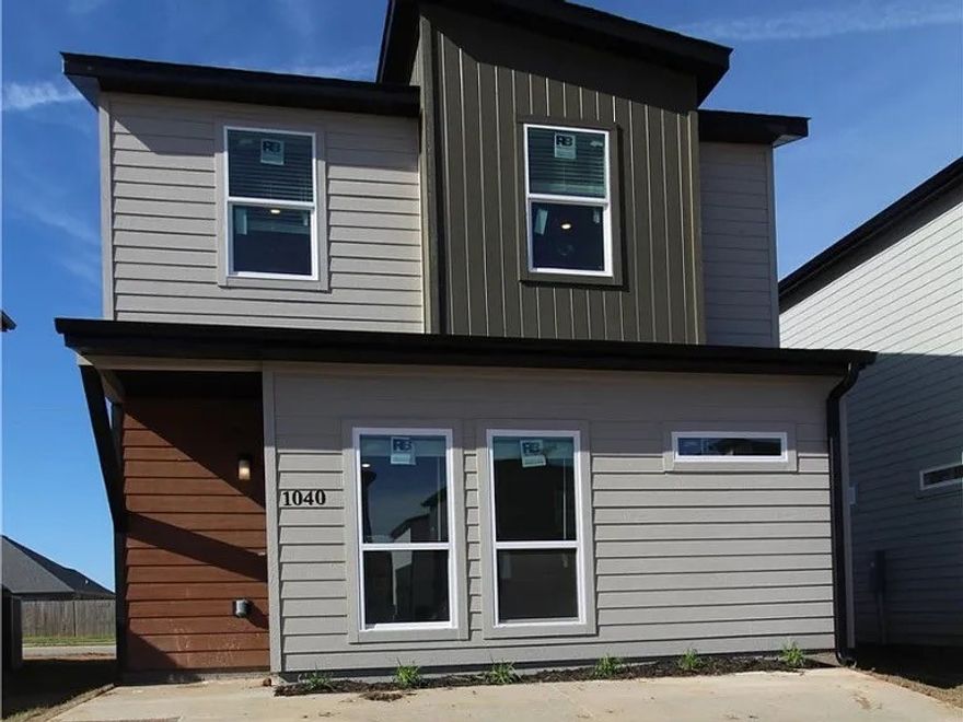 This newer home in Featherston Village offers an open floor plan, quartz countertops, stainless appliances, and luxury vinyl plank flooring. Enjoy a private primary suite, energy-efficient design, and low-maintenance yard care. Community perks include walking trails, green space, and a dog park—all just minutes from downtown Bentonville, Walmart HQ, and top-rated schools.