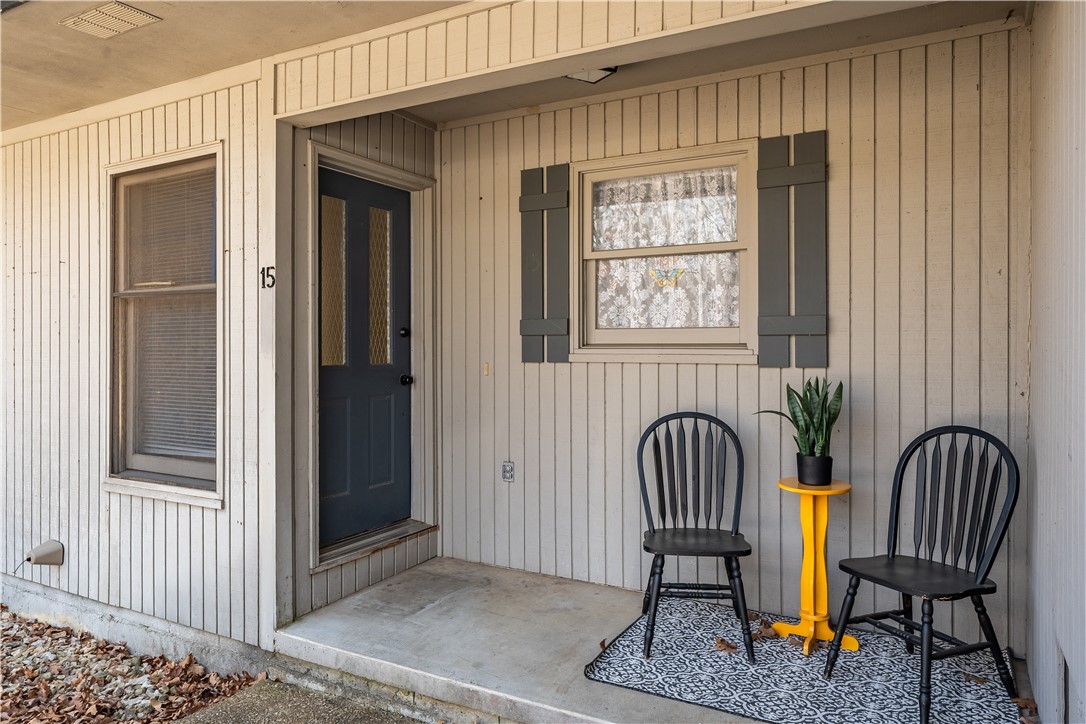 Under $200k and right next to everything!! LIVE IN THE HEART OF GOLF PARADISE. Indulge in residing right next to the incredible Kingsdale community amenities. Step out of your front door and immerse yourself in the abundance of bike trails, golf courses, pools, lakes, tennis and pickleball courts are just steps away from the front door. Experience the ultimate convenience of lock and walk living, allowing you to spend more time enjoying recreational activities and unwinding. This townhome boasts a split floor plan with 2 rooms downstairs and a full bath, offering move-in ready comfort. Situated in the central area of Bella Vista.. The kitchen showcases stunning custom granite counters. With its prime location, you'll find yourself just minutes away from all the amenities you desire. Come and immerse yourself in the extraordinary BELLA VISTA lifestyle.