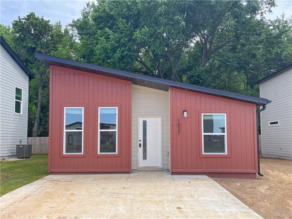 Take advantage of this great price and enjoy the adorable efficient home that doesn't feel small. Great use of the 801 sf with vaulted ceilings. You won't believe how spacious this home feels. This is a great option for anyone who wants to be free of maintenance and upkeep. Would also make a lovely Airbnb for weekenders. Construction will be complete in early July. Modern, smart, affordable living! Looking for that first home, wanting to downsize and simplify, or looking for a low-maintenance investment property, Featherston Village may be exactly what you've been looking for. POA allows short, mid and long-term rentals. Never think about lawncare again! Everything you need in a great location. Wonderful new subdivision in Bentonville School District. Comes with 1-yr limited builders warranty.