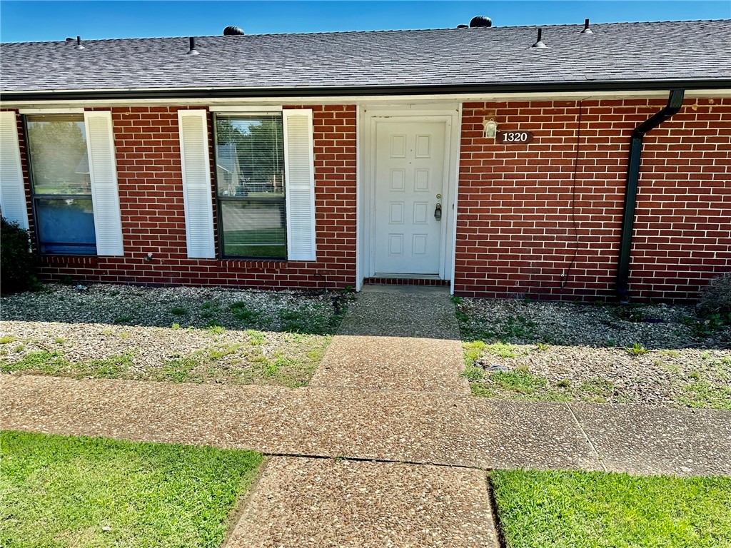 Photo 1 of 19 — 1320 W Linden Street, Rogers, AR 72756