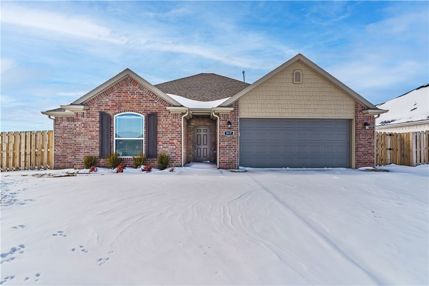 Welcome to your next home, this beautiful one-story ranch style home is on a corner lot. This 3
bedrooms, 2 bathrooms, and a 2 car garage with plenty of room to fit the needs of you and your family.
After making your way through the beautiful entry hallway, you'll find an open concept design between
the dining area, kitchen, and living room perfect for entertaining in all circumstances. This, coupled with
the extensive covered back patio, provides incredible views any time you need to entertain. Credit and
Background check required