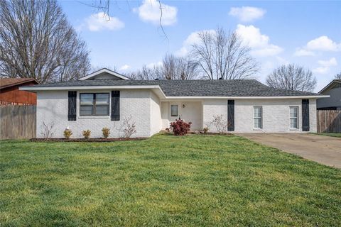 Photo of 1101 Karena Street, Springdale, AR 72762 (MLS # 1336343)
