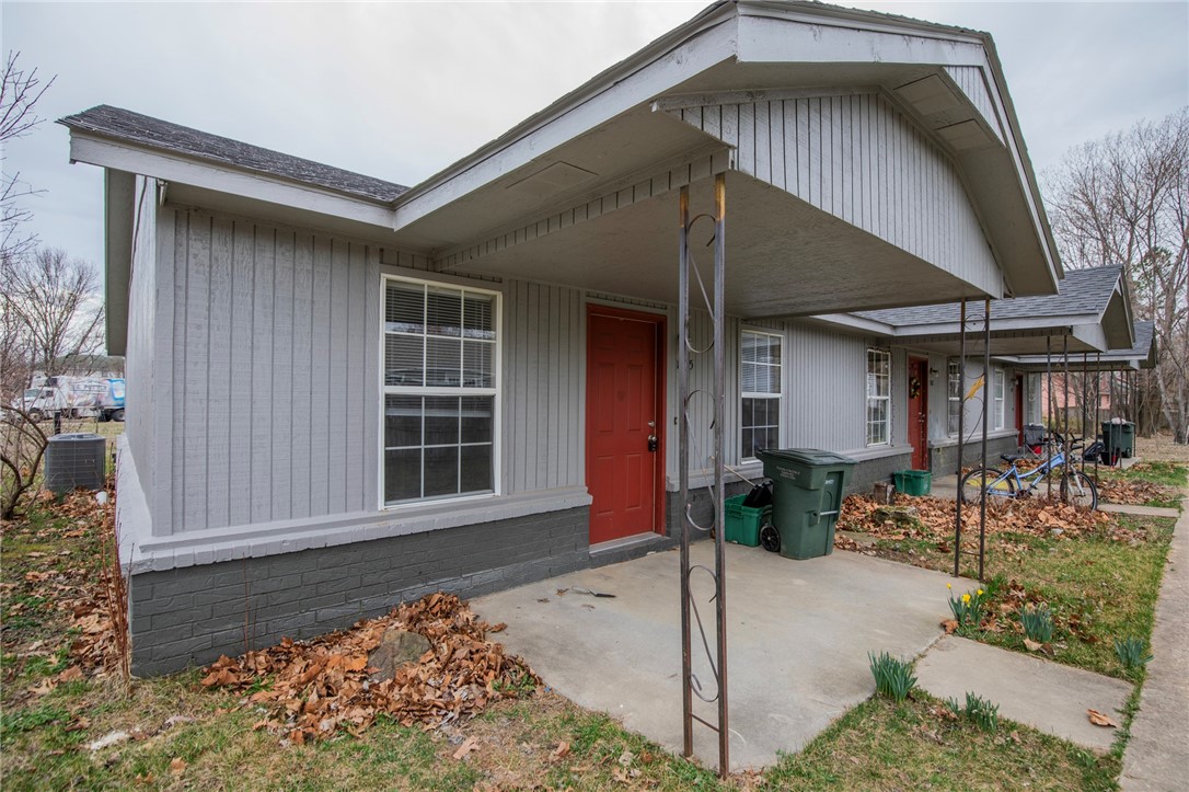 Just off of W. Wedington, 2 bedroom 2 bath triplex. Fresh paint. Tile flooring throughout. Refrigerator, washer/dryer are included. Lawncare is included.