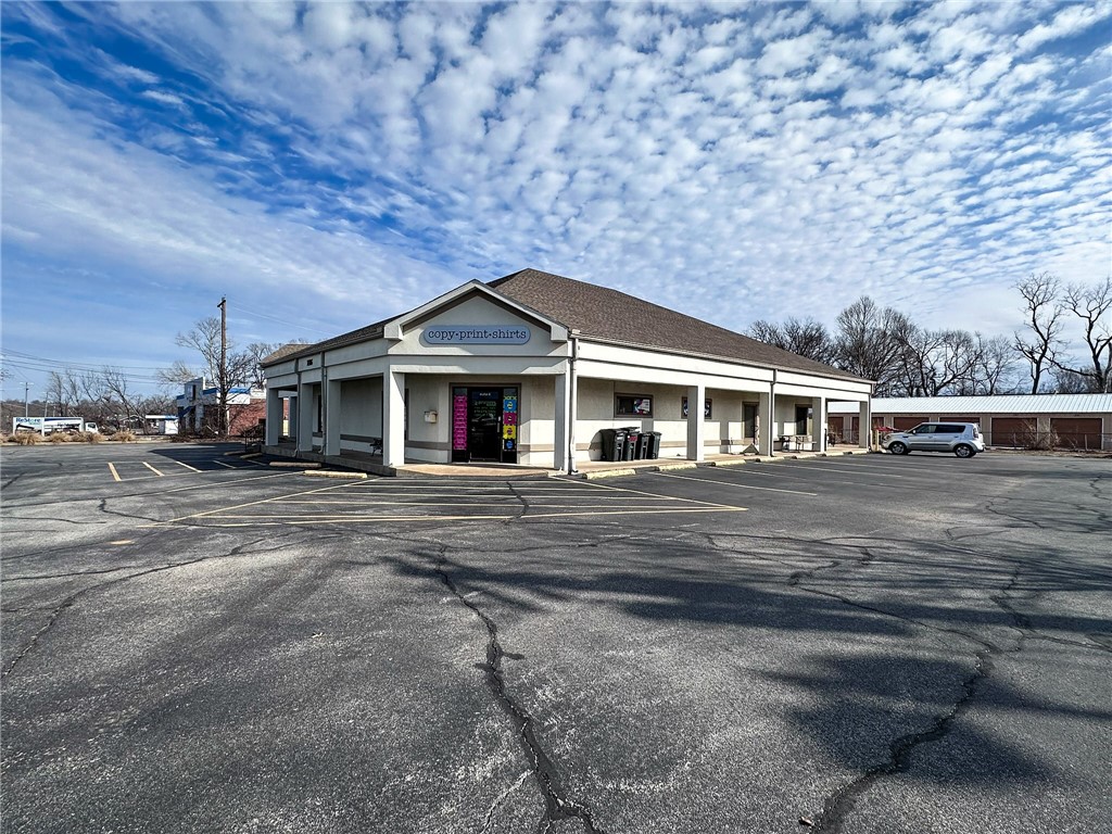 Walmart Neighborhood Market & Harps Grocery are adjacent to the property. Excellent visibility with approximately 178 linear feet of frontage on N Walton Blvd (29,000 VPD). Exterior renovations are coming soon. 1.7 miles to the Bentonville Square. Minutes from numerous mountain bike and walking trails. 2.0 miles to I-49 (66,000 VPD)