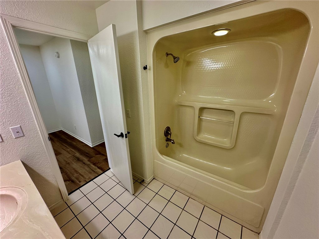 ELM TREE CENTER SUB-BENTONVILLE - Residential Lease