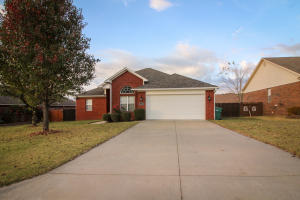 If you're looking for a home in one of Russellville's most sought after neighborhoods, look no further! This beautiful, 3 bedroom home features a split floor plan, vaulted ceilings and a lovely covered back patio that overlooks a spacious backyard with a wooden privacy fence. You'll love the jetted tub in the master bath and all the storage in the large walk-in closet. Each of the spare bedrooms come with a bonus nook for added space and storage.