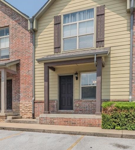 Super cute 2 bed 2 1/2 bath townhome in awesome location! This open concept has large living room with electric log fireplace, kitchen, utility room and 1/2 bath on 1st floor and 2 bedrooms upstairs both with private bath. Kitchen has beautiful granite countertops and tiled backsplash. Small patio out the back.
This home has a washer and dryer and refrigerator that convey at no cost to the next home owner.
