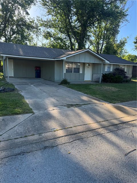 Photo of 1150 Henegar Drive, Siloam Springs, AR 72761 (MLS # 1346920)