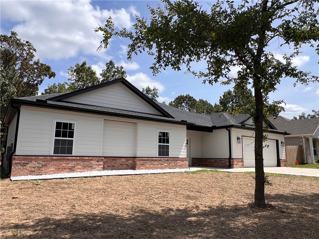 Great new construction built. 2 bed, 2 bath and an office/bonus room. On a quite street with brick &
cement siding home. This open space property comes with 9' ceilings, granite kitchen countertop on a
good sized, treed flat lot with a covered patio in thriving Bella Vista. It's close to the Missouri border 20
mins away from Downtown Bentonville & next to walking/biking trails, Lake Loch Lomond & all
the amenities Bella Vista has to offer to it's residents. Short drive away of where Runway/Blue Crane
Development are planning on their most ambitious project to date. Heated 1380 sf and 1990 under roof.