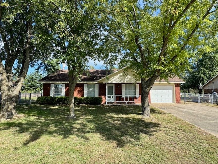 AFFORDABLE and newly remodeled single family home in Decatur!
Move-in ready and beautifully updated! This charming single-family home features 3 bedrooms, 1.5 modern baths, and a 1-car garage. Recently remodeled with fresh paint, new ceramic tile flooring throughout home, stylish fixtures, and updated kitchen & baths. Located in a quiet neighborhood directly behind Edmiston Ballpark — perfect for families or first-time buyers. Don’t miss out on this one!