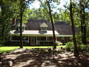 GREAT COMBINATION OF COUNTRY LIVING BUT JUST A FEW MINUTES AWAY FROM TOWN & JUST A FEW MINUTES FROM ONE OF THE MOST SCENIC VIEWS IN ARKANSAS. THIS IS A VERY NICE 3/2 WITH A NICE DETACHED SHOP FOR ALL YOUR HOBBIES & STORAGE. COMES WITH 6 ACRES WHICH GIVES YOU SOME SPACE, BUT THE NEIGHBORHOOD IS FULL GREAT FAMILIES. ONLY $225,000. MLS#15-2009.