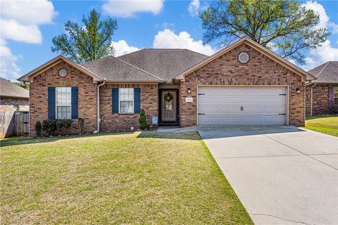 Photo of 1228 E Elm Street, Russellville, AR 72802 (MLS # 1341585)