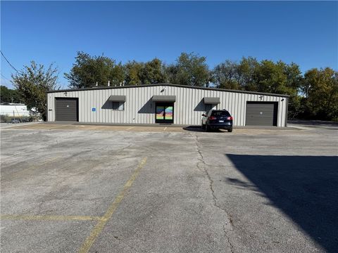 Photo of 1102 Schmieding Avenue, Springdale, AR 72764 (MLS # 1324945)