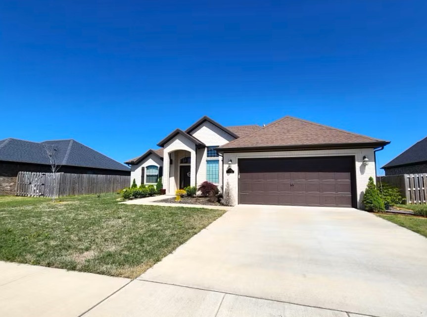 Spacious single-family home in a beautiful Centerton neighborhood. Features include:
Open floor plan with large living areas
Modern kitchen with ample storage
In-unit washer/dryer
Attached garage and private backyard
Prime Location:
Just a short drive to Bentonville West High School and Gamble Elementary, with easy access to Bentonville, local parks, shopping, and dining.