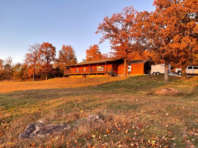 Minutes from Beaver Lake. The vaulted ceilings are inviting and perfect for family gatherings. 2 of the 3 bedrooms have walk in closets.