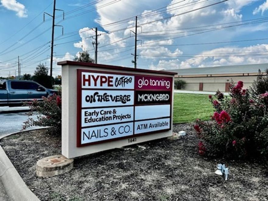 This almost turn-key restaurant located in a Class A mixed-use center is in a prime location adjacent to the U of A and directly across from Baum-Walker stadium featuring a new $27M baseball development center. The property is within walking distance of several hotels and student housing complexes as well as I-49 being a block away.