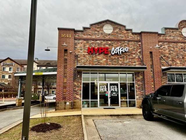 This almost turn-key restaurant located in a Class A mixed-use center is in a prime location adjacent to the U of A and directly across from Baum-Walker stadium featuring a new $27M baseball development center. The property is within walking distance of several hotels and student housing complexes as well as I-49 being a block away.