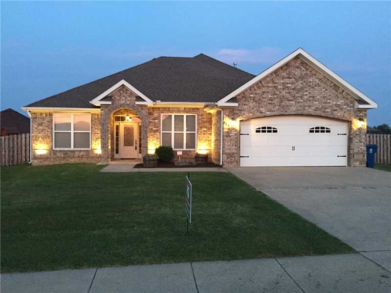 All brick home with many upgrades. Granite countertops & 10-11' ceilings throughout house. Travertine floors in all wet areas/dining/kitchen. Stainless appliances. Ventless gas log fireplace. Jetted tub in master bath. Huge bedrooms. Privacy fenced yard.,This house is like new. Flat yard. All on one level. Split floorplan. Formal dining room. Great neighborhood. 15 Minutes to downtown Bentonville and Walmart Home Offices.