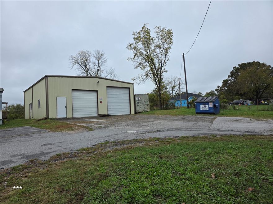 Discover a versatile commercial opportunity at 3300 Blue Hill Road, located near downtown Rogers, and 71 Business. This property features a spacious metal building situated on a 1.52-acre lot. The building offers flexible open floor space, making it ideal for retail, shop, office, ive-work, or light industrial use.
Key Features:Generous open-plan interior with durable metal construction, high ceilings, and easy customization options.Ample on-site parking with driveway and detached garage access.Equipped with electric heating and individually metered utilities.Includes a security system for peace of mind.Location: Conveniently positioned near major thoroughfares with quick access to Northwest Arkansas markets. Surrounding area features mature neighborhoods and strong local demand.Room for expansion or outdoor storage.Prime location outside city limits yet close to Rogers’ commercial hubs.Adaptable space suitable for retail, workshop, or service-based businesses.Competitive lease terms. Near Beaver Lake