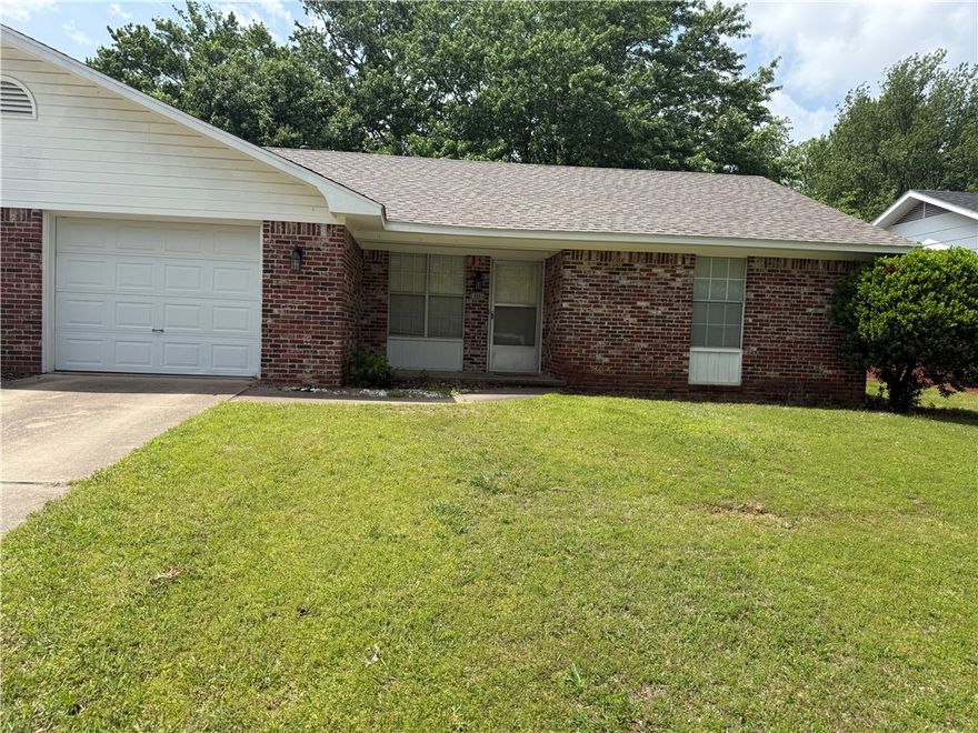 1,051 Sq Ft 2 bed 1.5 bath duplex in a great Springdale location just off Sunset. This duplex features great flooring, new paint, oversize 1 car garage, peaceful shaded backyard, and tons of closet space. Refrigerator included.