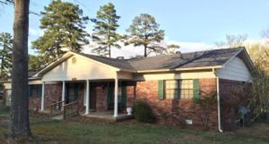 REAL ESTATE SOLD AT AUCTION APRIL 18, 2015 @ 12 NOON - BUYER(S) AND SELLER(S) TO SPLIT THE NORMAL CLOSING FEE AND REVENUE STAMPS 50/50 - SELLER WILL PROVIDE TITLE POLICY - 10% DOWN DAY OF AUCTION (NON-REFUNDABLE)BALANCE DUE ON OR WITHIN 30 DAYS -10% BUYERS PREMIUM WILL BE ADDED TO THE FINAL BID TO DETERMINE TOTAL SELLS PRICE. PLEASE HAVE INSPECTED & HAVE FINANCING IN ORDER BEFORE YOU BID!