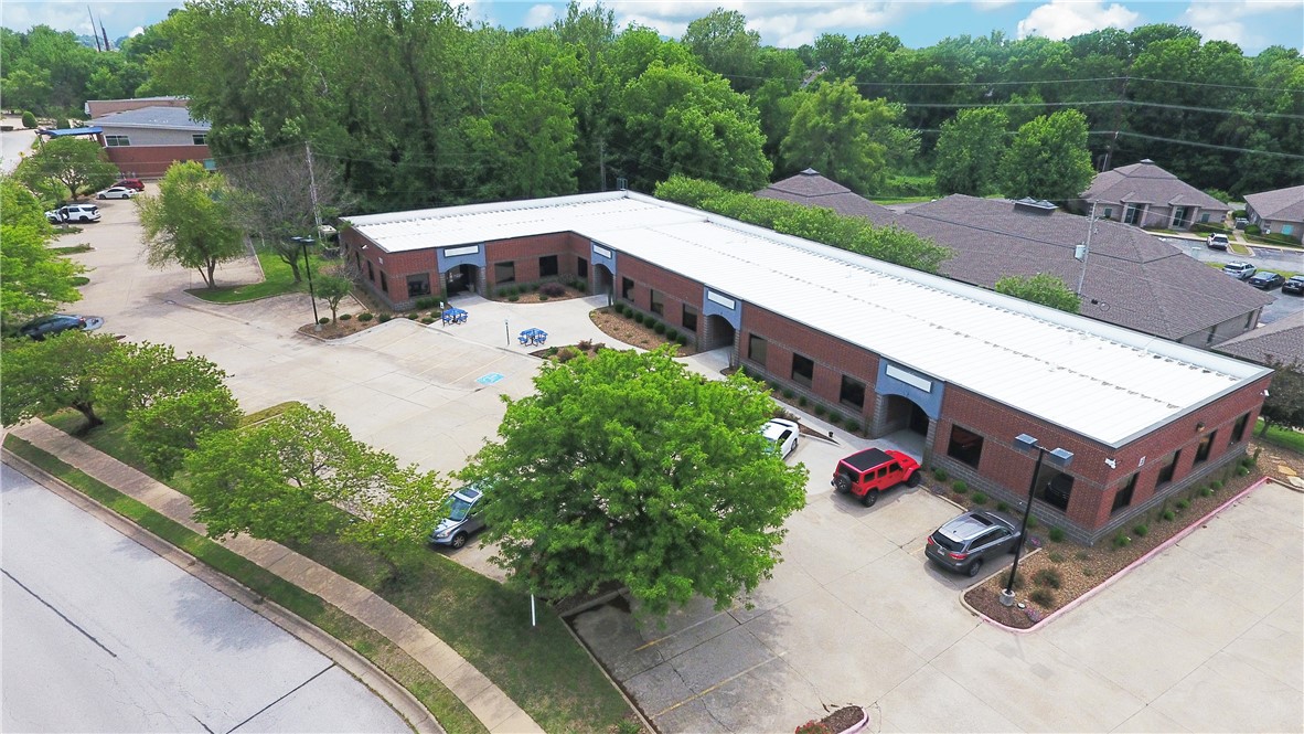Showing By Appt Only M-F 8 am to 4 pm. 48-hour notice Required.
Single-story office building for sale in Lowell, Arkansas. The space was renovated in 2018 to better accommodate a single-tenant office use and design with four common points of access into the building. Property is near the W Monroe Avenue and Highway 71B intersection and is convenient to retail amenities and near the J.B. Hunt Transport corporate offices.