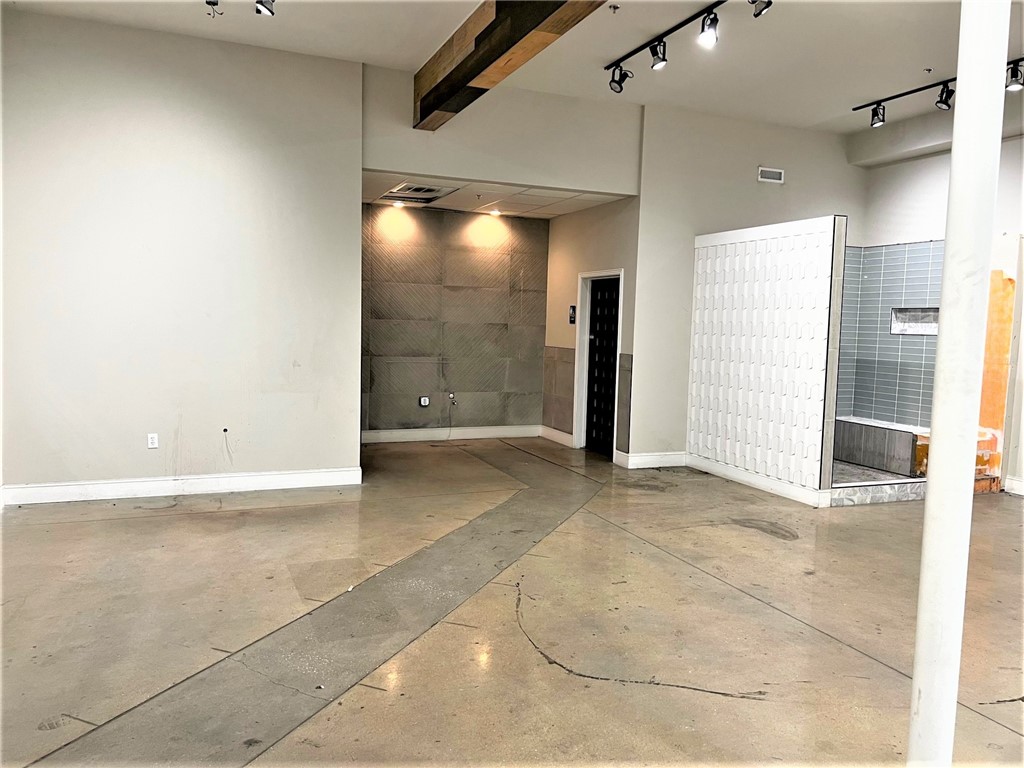 This property is perfect for a company that requires office with the ability to store product. The master tenant is offering 3PL services to whoever leases the office but is not a lease requirement.
Located close to I-49 and the JB Hunt Campus makes this location for a wide variety of tenants, including Walmart Suppliers.