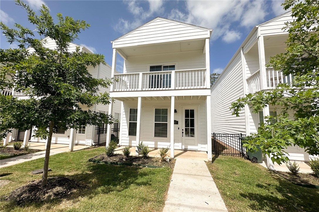 NEW CONSTRUCTION close to everything Fayetteville has to offer. This house has 3 bedrooms and 2.5 bathrooms and is available August 1st 2025. Beautiful high end finishes throughout. Conveniently located close to the U of A, Baum Walker Stadium, 1-49, and many restaurants and shops. Come be the first to live in this amazing house! *Photos are from a different unit and finished unit may vary*