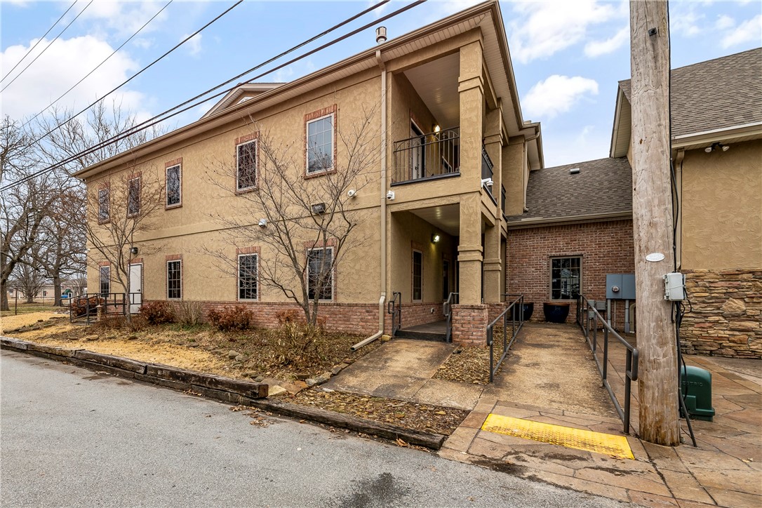 Great location executive office space for a monthly lease rate of $600 includes all utilities except internet. Tenant will have access to a shared kitchenette, bathrooms, conference room and waiting area for clients. Office is on the second floor with access to elevator and stairs. Large parking lot for you and your clients use. This property is just an easy walk to all of the downtown Rogers restaurants, shops and Railyard Park.