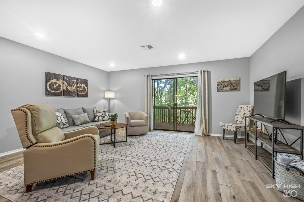 Beautifully renovated, fully furnished townhouse on the 17th hole of Dogwood Golf Courseāperfect as a getaway, investment, or low-maintenance home. Minutes from Lake Brittany, Back 40, and Blowing
Springs Greenway. Upgrades include new roof (2025), water heater, fridge, dishwasher, granite counters, LVP flooring, and tubs/vanities (2022). All appliances convey. Enjoy fairway views, modern finishes, and turnkey comfort. Move in ready!